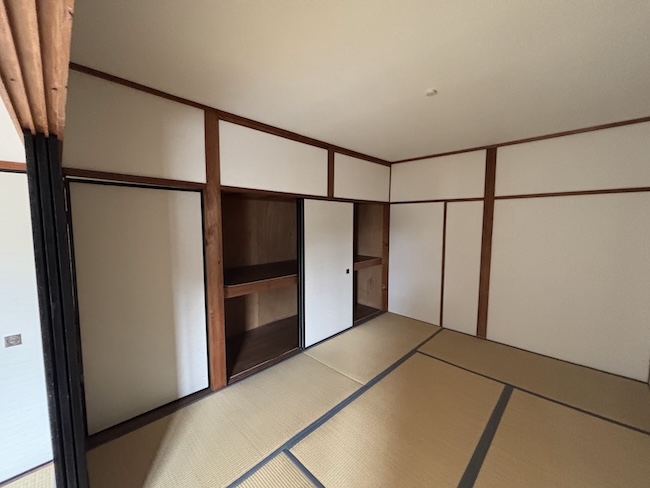 鴨川の近く、380万円の空き家をDIYでカフェのような居住空間に