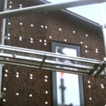 炭化コルクを断熱材にして施工している写真