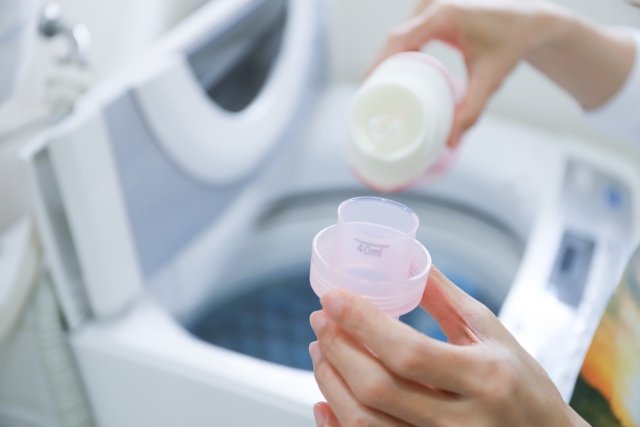 洗濯洗剤を量る様子