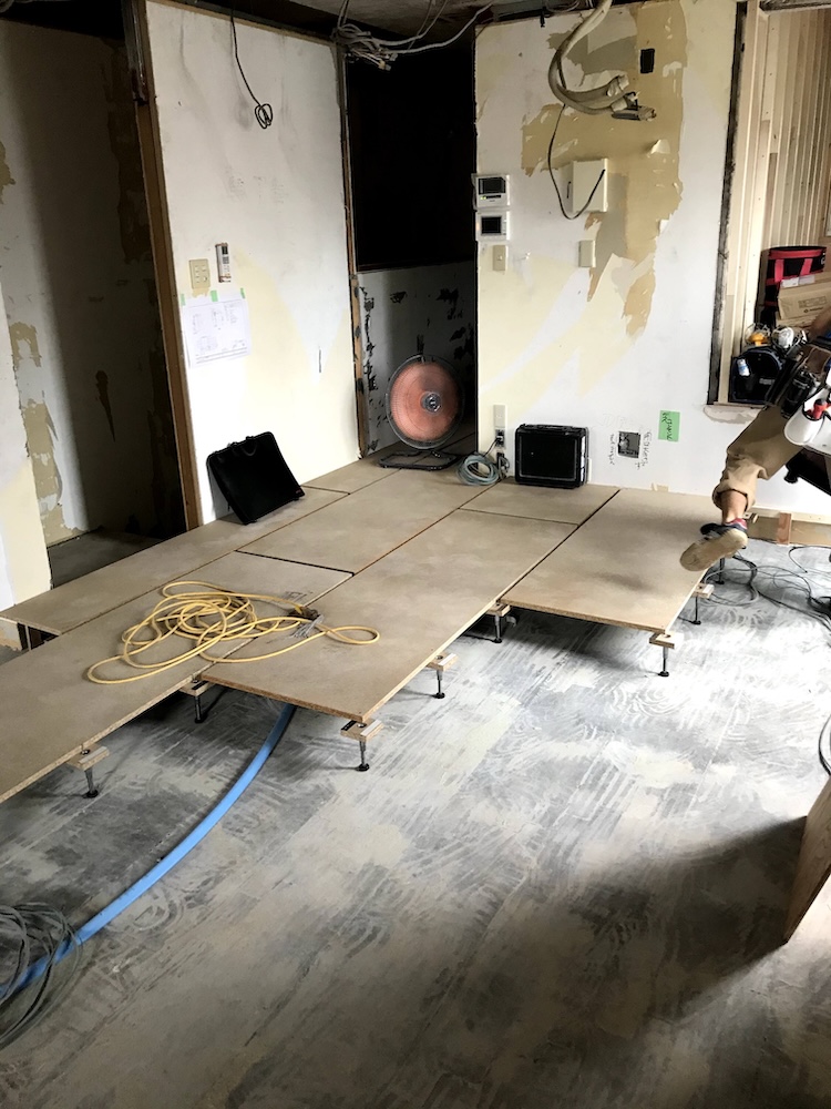 マンションで配管工事後、床レベルを上げて施工する様子