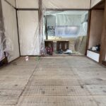 古い木造住宅の畳の部屋をフローリングにする工事の様子