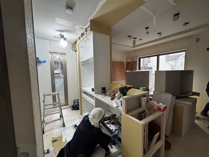 マンションリノベでキッチンを組み立てる様子