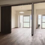マンションリノベーションでのLDK。引き戸で間仕切り